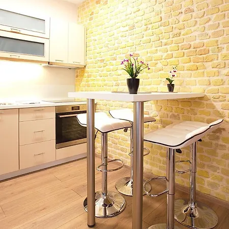 Liston Apartment *